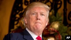 Presiden AS terpilih Donald Trump dalam konferensi pers di Mar-a-Lago, Palm Beach, Florida (21/12). (AP/Andrew Harnik)