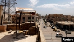 敘利亞反政府武裝在一個軍事設施堆放沙包。