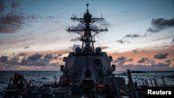 ກຳປັ່ນພິຄາດຕິດ ລູກສອນໄຟນຳວິຖີ USS Dewey ແລ່ນຜ່ານ ມະຫາສະໝຸດ ປາຊີຟິກ ໃນຂະນະທີ່ ກຳລັງເຂົ້າຮ່ວມ ໃນການຊ້ອມລົບ ທາງທະເລ ທີ່ເອີ້ນວ່າ Rim of the Pacific Exercise ຫຼື (RIMPAC), ວັນທີ 10 ກໍລະກົດ 2018.