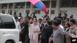 Former Bangladeshi Prime Minister Khaleda Zia waves as she arrives for a court appearance in Dhaka, April 5, 2015.
