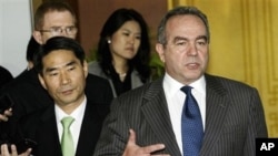 US Assistant Secretary of State for East Asian and Pacific Affairs Kurt Campbell, right, speaks to the media after meeting with South Korean Deputy Foreign Minister Kim Jae-shin, left, in Seoul, 7 Oct. 2010.