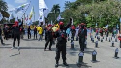 Demonstrasi buruh menuntut kenaikan upah dan kesejahteraan di Hari Buruh 1 Mei 2021, depan Patung Kuda, Jakarta. (VOA/Indra Yoga)