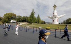 Mantan perenang gaya punggung Jepang Aya Terakawa membawa obor Olimpiade Tokyo 2020 dalam estafet obor Olimpiade di Taman Peringatan Expo '70 di Suita, prefektur Osaka, 13 April 2021.