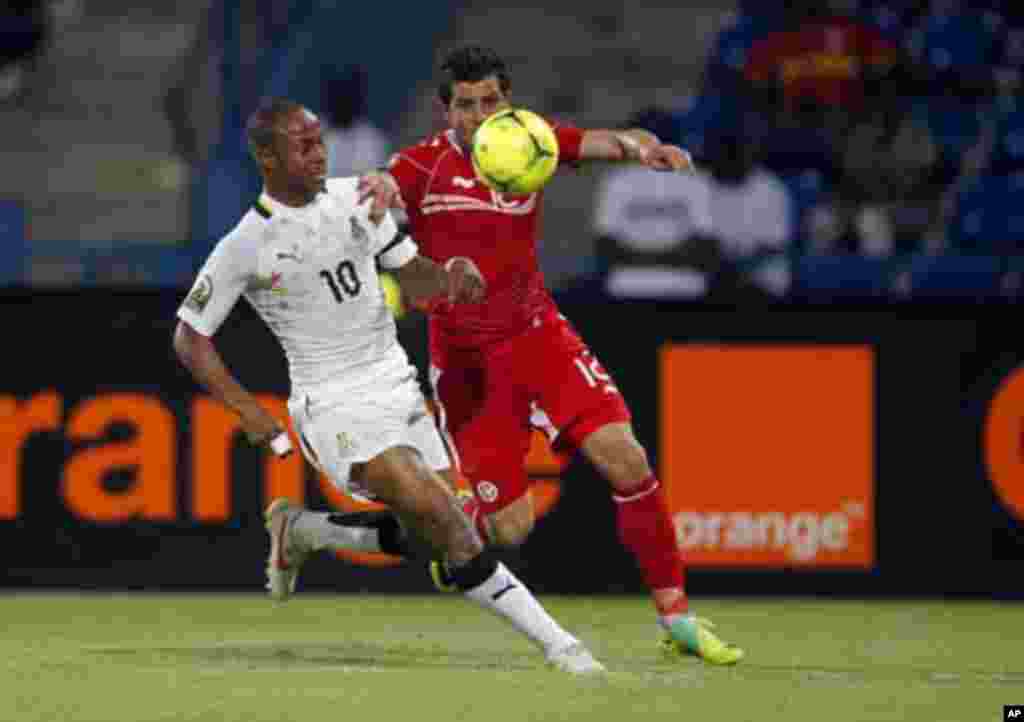 Ghana's Andre Ayew (L) challenges Tunisia's Khalil Chammem during their African Nations Cup quarter-final soccer match at Franceville stadium February 5, 2012.