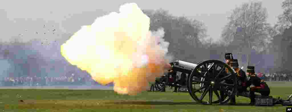 The King&#39;s Troop Royal Horse Artillery fire a 41-gun Royal Salute in Hyde Park, in London. The salute marks the 90&#39;s birthday of Britain&#39;s Queen Elizabeth II.