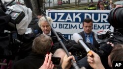 Hollandalı sağcı politikacı Geert Wilders, Türkiye'nin Hollanda Büyükelçiliği önünde Türk politikacıların seçim kampanyası çalışması yapmalarını protesto etmişti.