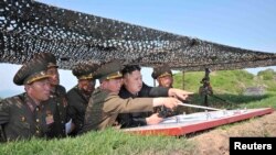 El presidente Kim Jong inspeccionó en días pasados las bases militares en el monte O-sung. 