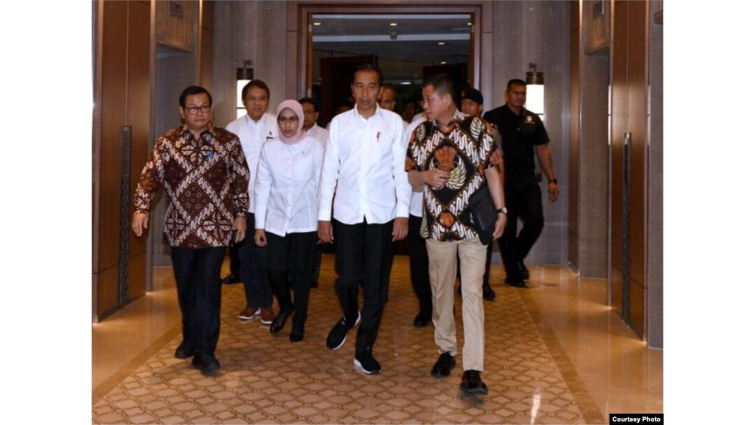 Presiden Jokowi didampingi Menteri ESDM Ignasius Jonan, Menkominfo Rudiantara, Sekretaris Negara Pramono Anung dan Menteri Perhubungan Budi Karya, tiba di Kantor PLN Pusat Jakarta, Senin, 5 Agustus 2019. (Foto courtesy: Biro Setpres)