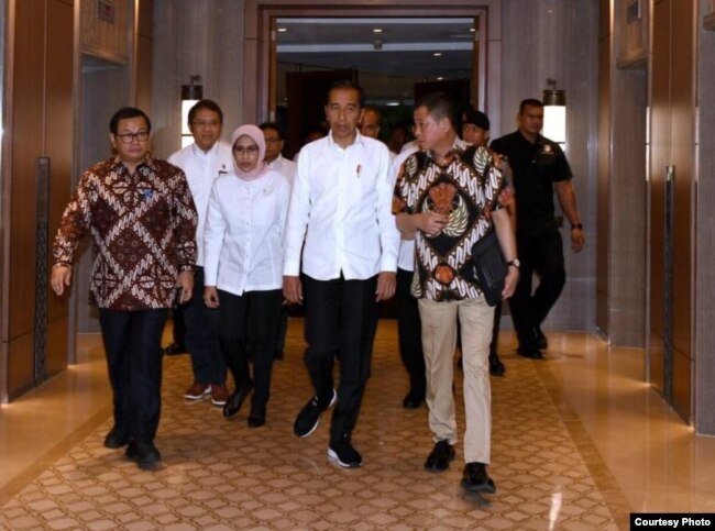 Presiden Jokowi didampingi Menteri ESDM Ignasius Jonan, Menkominfo Rudiantara, Sekretaris Negara Pramono Anung dan Menteri Perhubungan Budi Karya, tiba di Kantor PLN Pusat Jakarta, Senin, 5 Agustus 2019. (Foto courtesy: Biro Setpres)