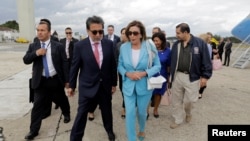 La Présidente de la Chambre des représentants des États-Unis, Nancy Pelosi, à son arrivée au Guatemala, le 8 août 2019. REUTERS / Stringer 