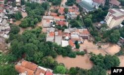 Rumah-rumah dan gedung-gedung di Jakarta yang terendam banjir, 1 Januari 2020. (Foto: BNPB via AFP)