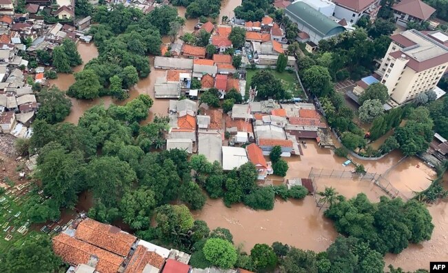 Rumah-rumah dan gedung-gedung di Jakarta yang terendam banjir, 1 Januari 2020. (Foto: BNPB via AFP)