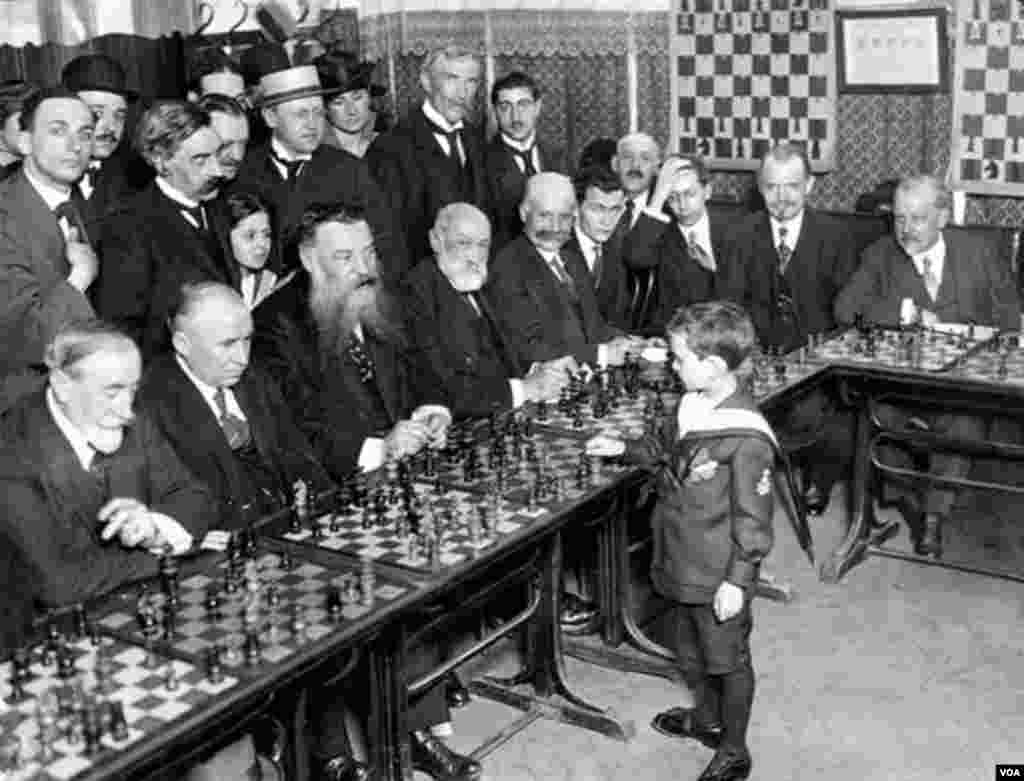 8 yaşlı Samuel Reşevski eyni zamanda bir neçə şahmat qrossmeysterini məğlub edir. Fransa, 1920.
