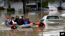 Rescatistas ayudan a residentes de un barrio inundado en San José, California, el martes, 21 de febrero, de 2017.