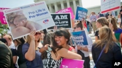 Grupos de mujeres a favor y en contra estuvieron a la espera de la decisión de la Corte Suprema.