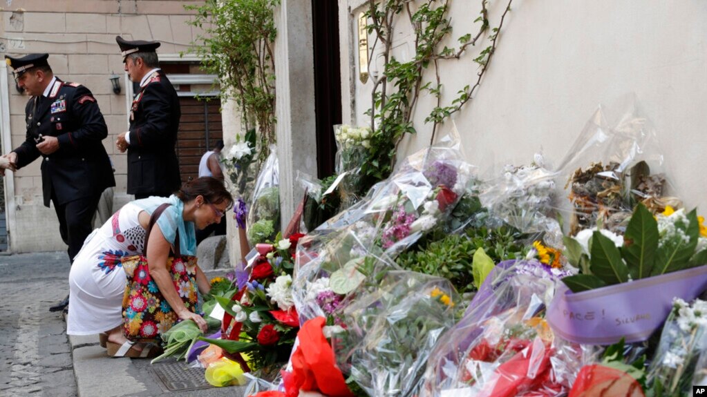 Emocione në funeralin e policit italian