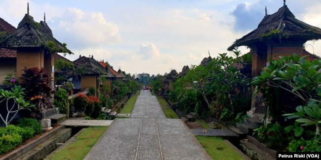 Kondisi jalan utama Desa Wisata Penglipuran yang bersih dan bebas sampah (Foto: VOA/ Petrus Riski).