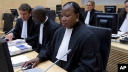 Jaksa penuntut ICC, Fatou Bensouda (kanan depan) meminta waktu lebih banyak untuk mengumpulkan bukti bagi sidang atas Presiden Kenya (foto: dok). 