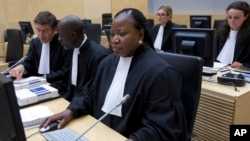 Jaksa Kepala Fatou Bensouda (kanan) dalam ruang sidang ICC, di Den Haag, Belanda, 27 November 2013 (Foto: dok).