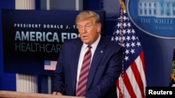Presidenti Donald Trump duke folur me gazetarët për çmimin e ilaçeve