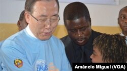 Le Secrétaire général de l'ONU Ban ki-moon et un activiste mozambicain Raquelina Langa