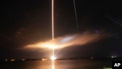 Une fusée Delta IV, portant la sonde solaire Parker, décolle du complexe de lancement 37, le 12 août 2018, à Cap Canaveral, en Floride.