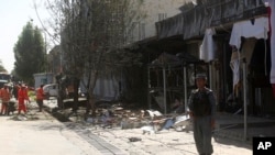 کابل میں دھماکے کے بعد بلدیہ کے ملازمین جائے واقعہ کی صفائی کر رہے ہیں