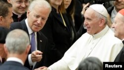 El vicepresidente Biden también saludo al papa Francisco y luego sostuvo una reunión privada con él.