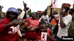 Supporters of Ugandan musician turned politician, Robert Kyagulanyi also known as Bobi Wine, chant slogans outside his home after he arrived from the U.S. in Kampala, Uganda, Sept. 20, 2018. 