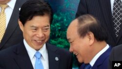 Bộ trưởng Thương mại Trung Quốc và Thủ tướng Việt Nam tại cuộc họp của APEC.