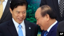 Bộ trưởng Thương mại Trung Quốc Châu Sơn và Thủ tướng Việt Nam Nguyễn Xuân Phúc hôm 20/5.