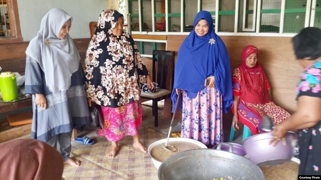 Para ibu di kampung Lamseupeng, Banda Aceh-NAD bersama-sama memasak bubur Asyura, bubur khas untuk berbuka puasa 10 Muharam. (Courtesy: Fikriah Haridhi/Bd.Aceh)