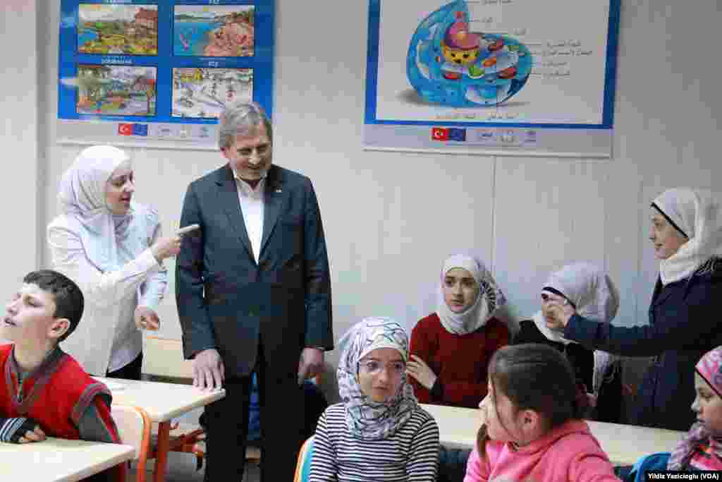 Johannes Hahn, Kahramanmaraş'ta Suriyeli mülteci çocukların okuduğu bir okulu ziyaret ederken