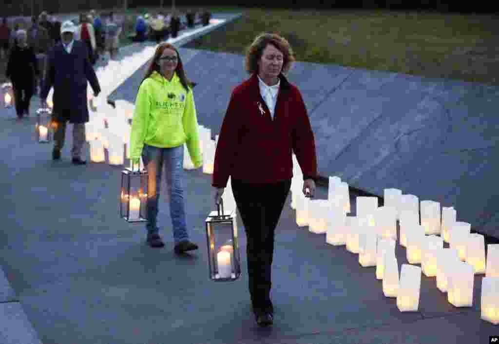 Lentera dibawa untuk mengenang penumpang dan kru United Penerbangan 93, di Flight 93 National Memorial di Shanksville, Pennsylvania, 10 September 2015.