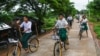 ရန်ကုန်မြို့ရှိ လမ်းတခုအတွင်းတွင် တွေ့ရတဲ့ ကျောင်းသား၊ ကျောင်းသူများ။ (ဇွန် ၁၈၊ ၂၀၁၉)