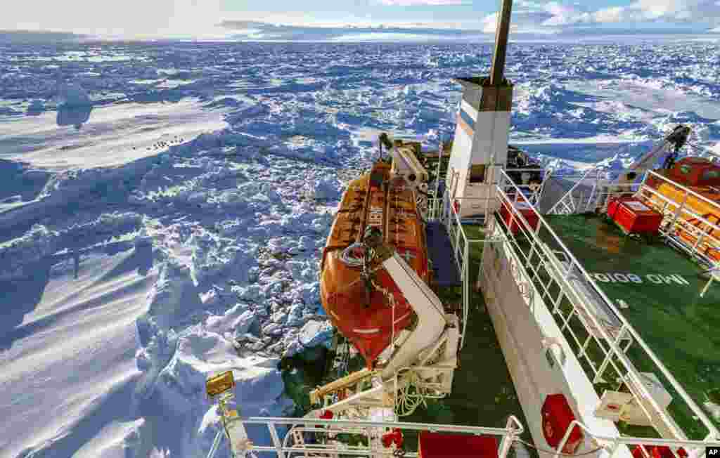 Russian ship MV Akademik Shokalskiy is trapped in thick ice, 1,500 nautical miles south of Hobart, Australia, East Antarctica,&nbsp;Dec. 27, 2013.&nbsp;