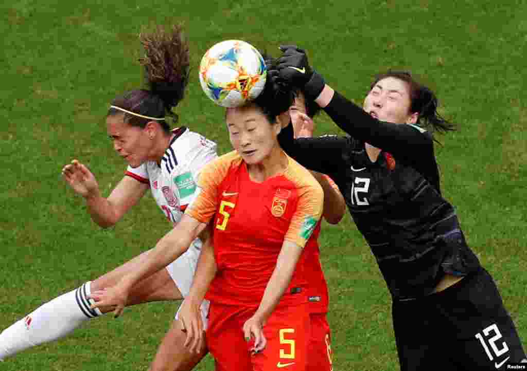 China&#39;s Haiyan Wu, Shimeng Peng and Spain&#39;s Andrea Falcon vie for the ball during the France 2019 Women&#39;s World Cup Group A football match between China and Spain, at the Stade Oceane Stadium in Le Havre, June 17, 2019.