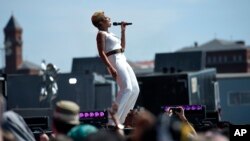 Mary J. Blige performs at the Global Citizen 2015 Earth Day on the National Mall in Washington, April 18, 2015.
