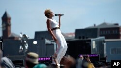 Mary J. Blige tampil dalam perayaan "Hari Bumi" di Monumen Nasional Washington DC, 18 April 2015