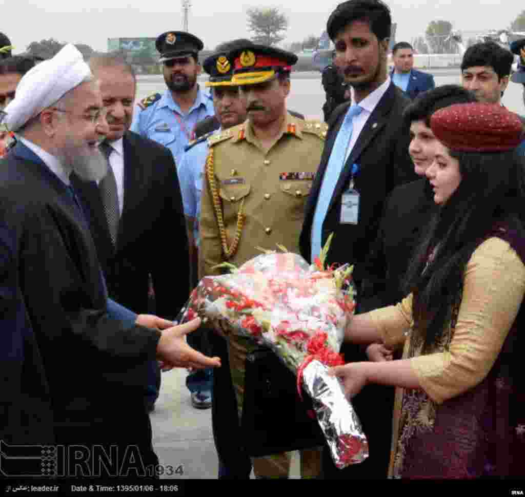 حسن روحانی، رئیس جمهوری ایران که به پاکستان رفته، از سوی مقام های پاکستانی مورد استقبال قرار گرفت و در این مراسم، دختر جوانی، به او دسته گل هدیه می دهد.
