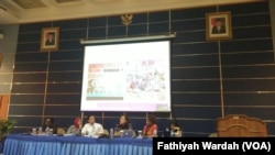 Frida Kalasin dari DPRD Papua Barat(paling kiri); Peneliti Kajian Papua LIPI Aisyah Putri Budiatri (moderator); Ketua Komnas Perempuan Azriana, dan Peneliti Ajar Selviana Yolanda dalam diskusi kekerasan terhadap perempuan Papua di Jakarta, Rabu, 18 Oktober 2017. (Fathiyah Wardah/VOA)