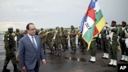 Le président français François Hollande salue les troupes à son arrivée à Bangui le vendredi 13 mai 2016. (Stephane De Sakutin/Pool Photo via AP)