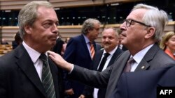 Le leader du parti indépendant Nigel Farage, à gauche, avec le président de la commission européenne Jean-Claude Juncker à Bruxelles, Belgique, le 28 juin 2016. 