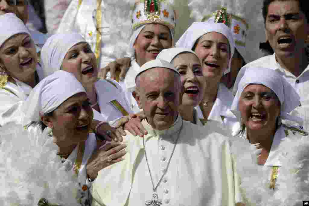 Paus Fransiskus bertemu para perempuan Katholik yang datang dari Meksiko pada acara khotbah mingguan di Vatikan.