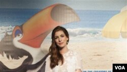 Aktris Anne Hathaway di acara pemutaran perdana film animasi 'Rio' di Rio de Janeiro, Brazil.