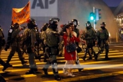 香港警察在圣诞平安夜为了准备对付抗议者正指挥游客过马路。（2019年12月24日）