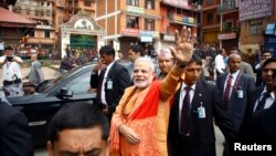 2014年8月4日印度总理纳伦德拉莫迪在尼泊尔加德满都向支持者挥手致意
