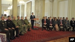El presidente de Colombia, Juan Manuel Santos (centro) anuncia las condiciones de los diálogos de paz con la guerrilla de las FARC.