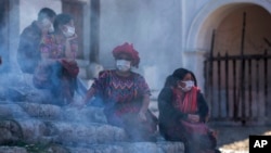 ARCHIVO - Mujeres indígenas en una ceremonia para ahuyentar el coronavirus en Chichicastenango, Guatemala, 28 de marzo del 2020.