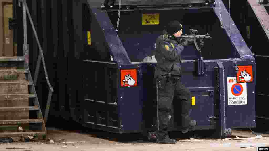 Des policiers armés se sont dé[loyés dans un quartier bouclé près de la gare suivante fusillades Norrebro à Copenhague, au Danemark, le 15 février 2015.
